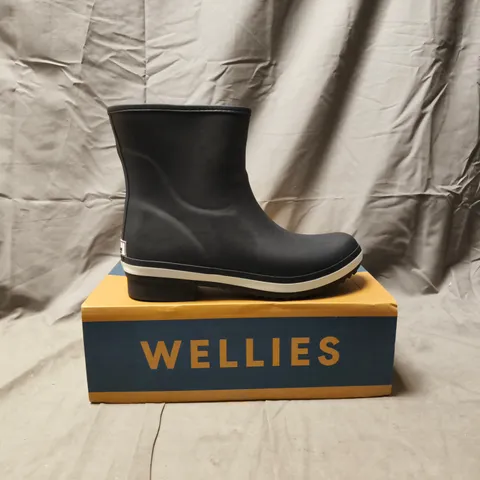 BOXED PAIR OF SEASALT CORNWALL STORM CHASER WELLIES IN INKWELL SIZE UK 6