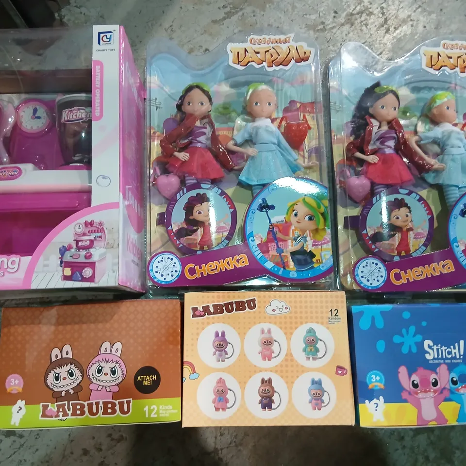 CAGE OF ASSORTED TOYS AND ACCESSORIES TO INCLUDE; STITCH MINI FIGURES, 3+ COOKING SERIES KITCHEN AND CHEXKA DOLLS
