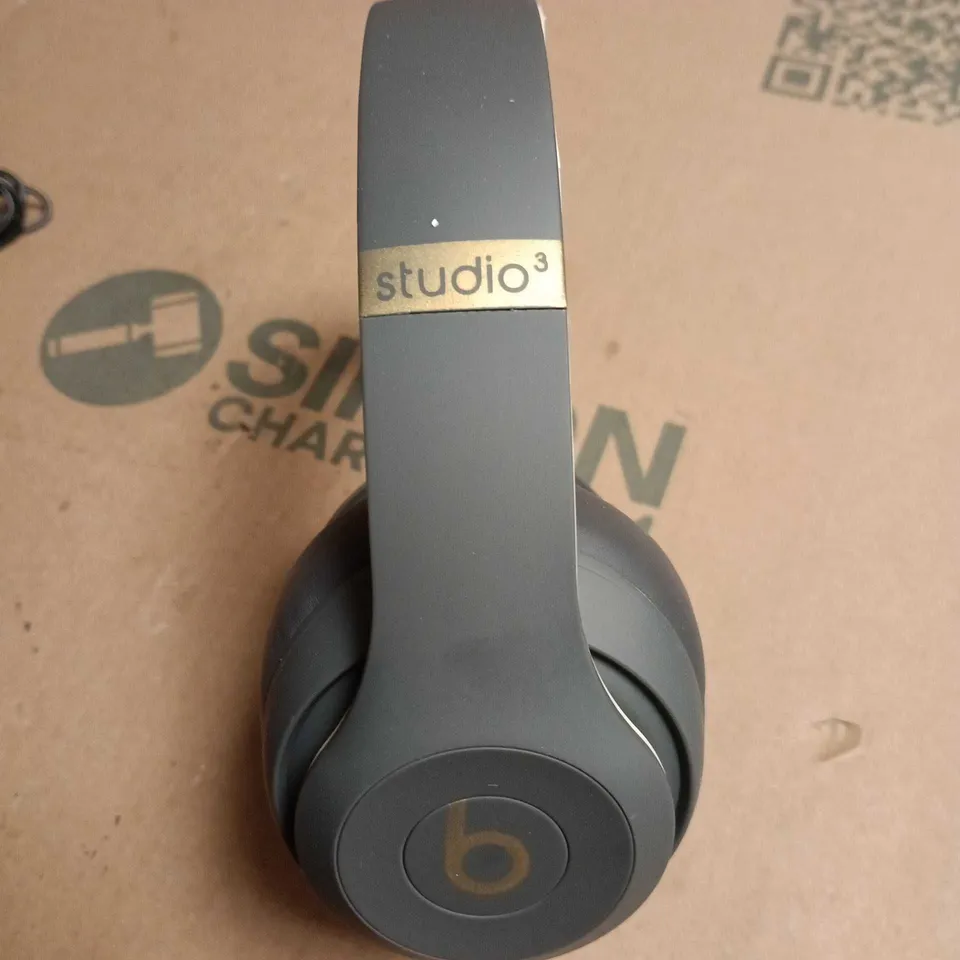 BEATS STUDIO3 WIRELESS OVER-EAR HEADPHONES – GREY/WHITE (BOXED)