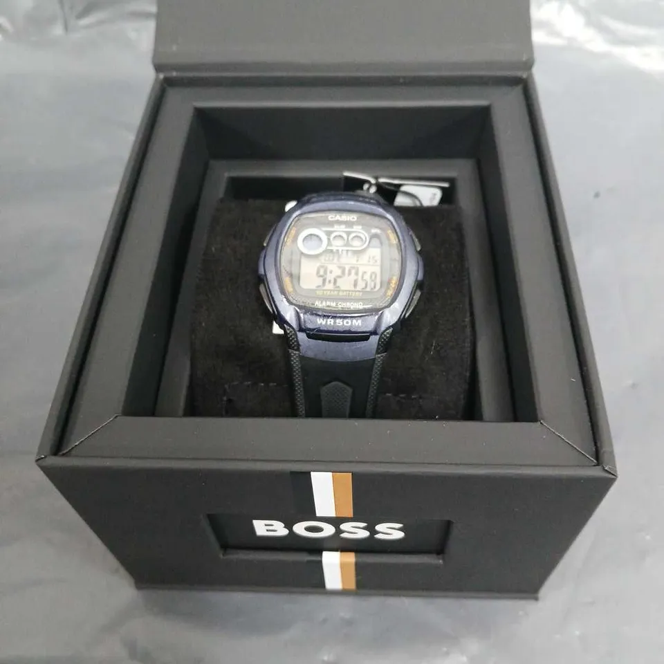 BOXED BOSS MENS SKYTRAVELLER CHRONOGRAPH WATCH IN BLACK/NAVY