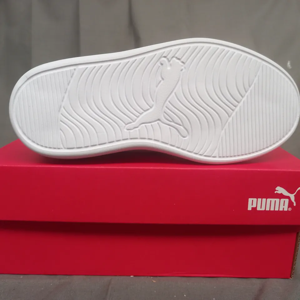 BOXED PAIR OF PUMA COURTFLEX KIDS TRAINERS IN NAVY UK SIZE 11