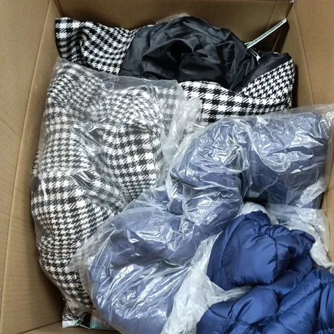BOX OF APPROXIMATELY 20 ASSORTED ITEMS INCLUDING WATERING CAN , FELT TIPS AND VARIOUS CLOTHING ITEMS