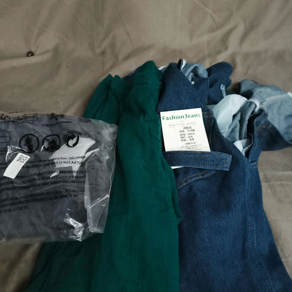 APPROXIMATELY 20 ASSORTED CLOTHING PRODUCTS IN VARIOUS STYLES & SIZES TO INCLUDE JUMPERS, T-SHIRTS, DRESSES ETC