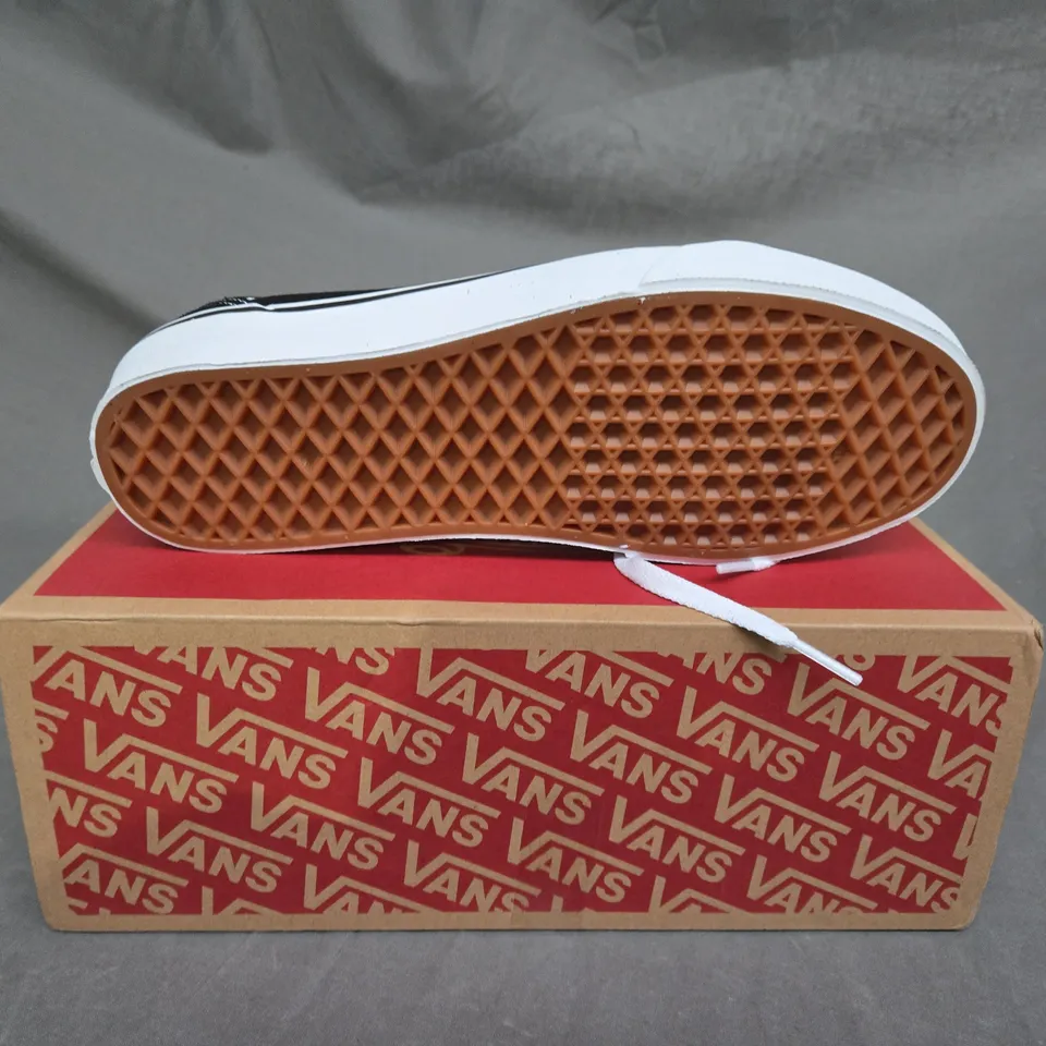 BOXED PAOR OF VANS OLD SKOOL TRAINERS - UK SIZE 7 