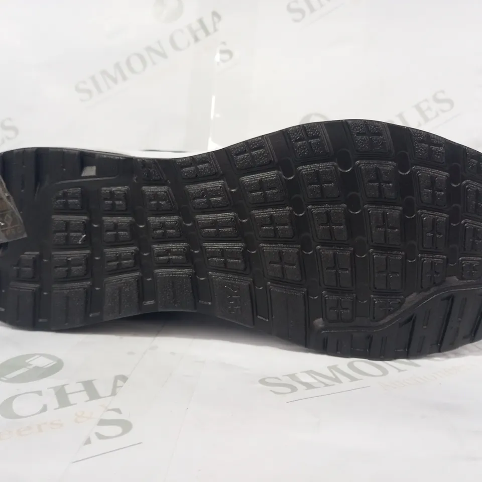 PAIR OF NIKE TRAINERS IN BLACK/GREY EU SIZE 39