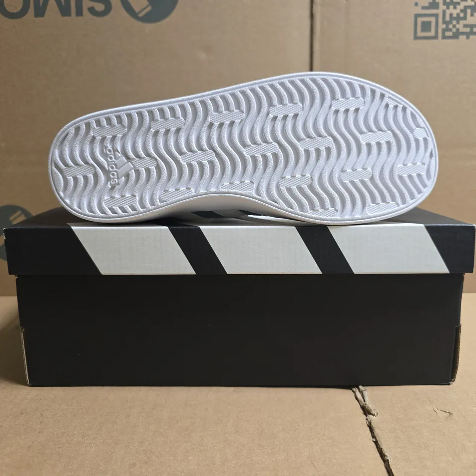 BOXED PAIR OF ADIDAS VL COURT 3.0 EL TRAINERS IN TEAL/WHITE SIZE UK 2.5