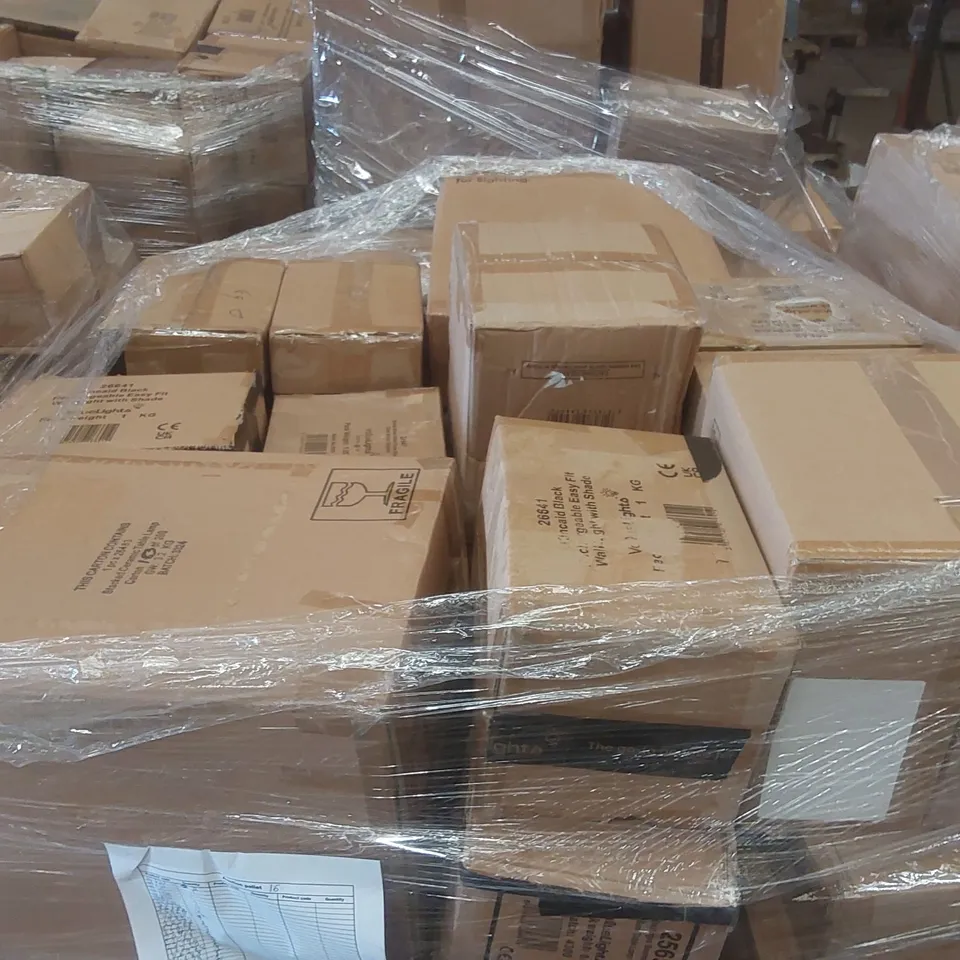 PALLET CONTAINING A VERY LARGE QUANTITY OF ASSORTED LIGHTING PRODUCTS
