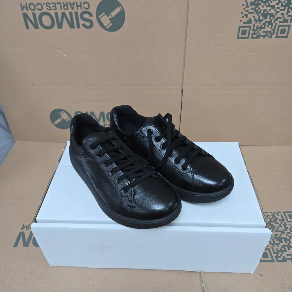 STRIVE DAKOTA BLACK LACE UP TRAINERS BOXED SIZE UK 3