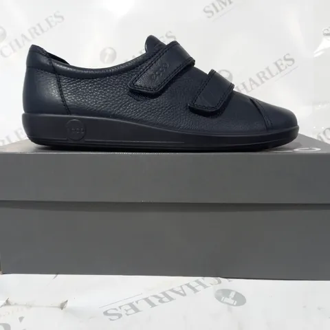 BOXED PAIR OF ECCO SHOES IN NAVY EU SIZE 38
