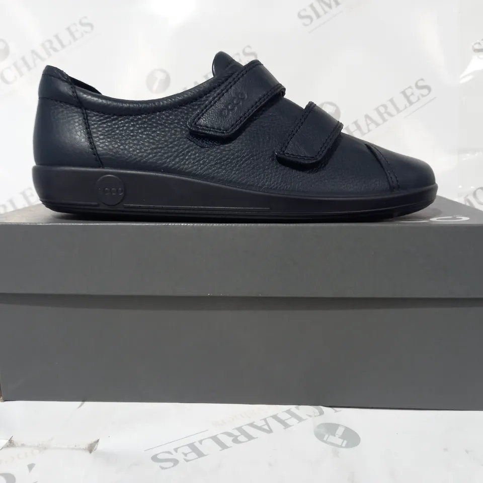 BOXED PAIR OF ECCO SHOES IN NAVY EU SIZE 38