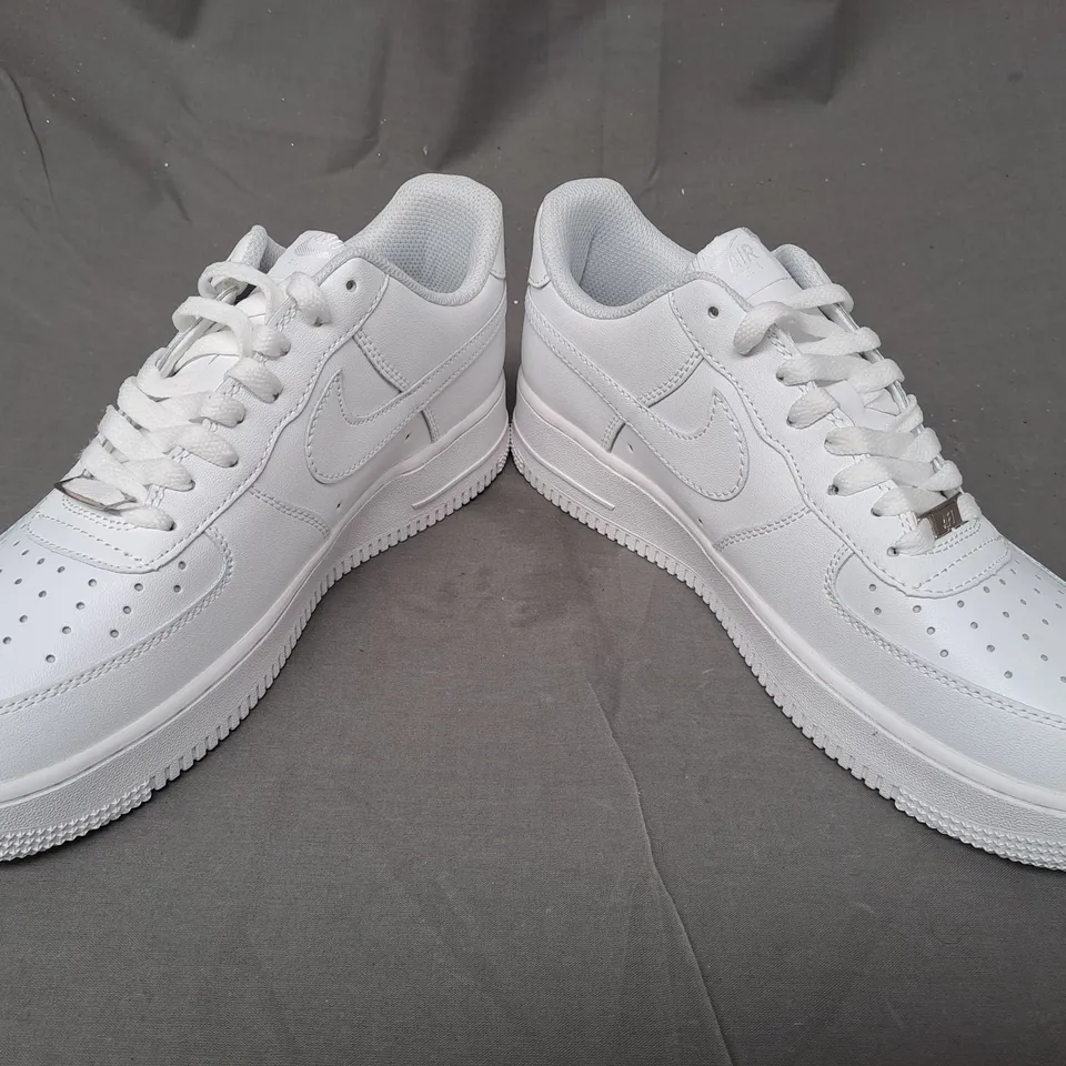 BOXED PAIR OF NIKE AIR FORCE 1 '07 SHOES IN WHITE UK SIZE 8