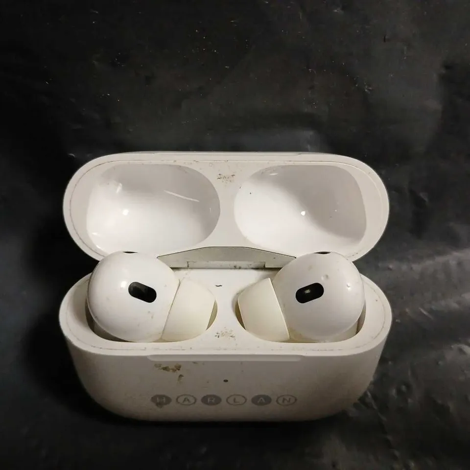 AIRPODS PRO (2ND GENERATION) MAGSAFE CHARGING CASE: A2700