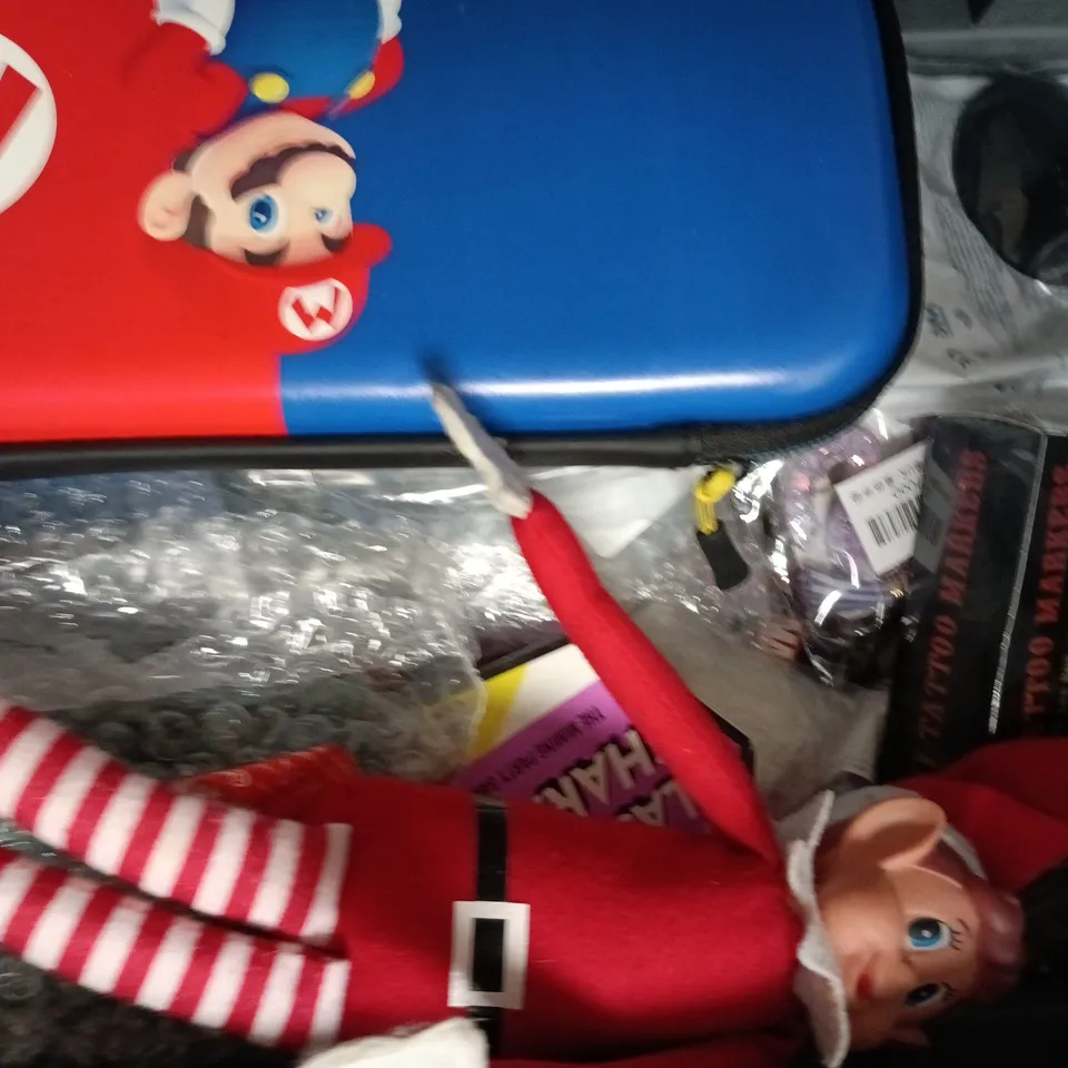 APPROXIMATELY 10 ASSORTED TOYS AND GAMES TO INCLUDE TEMPORARY TATTOO MARKERS, DOCTOR WHO DALEK KEYCHAIN, ETC