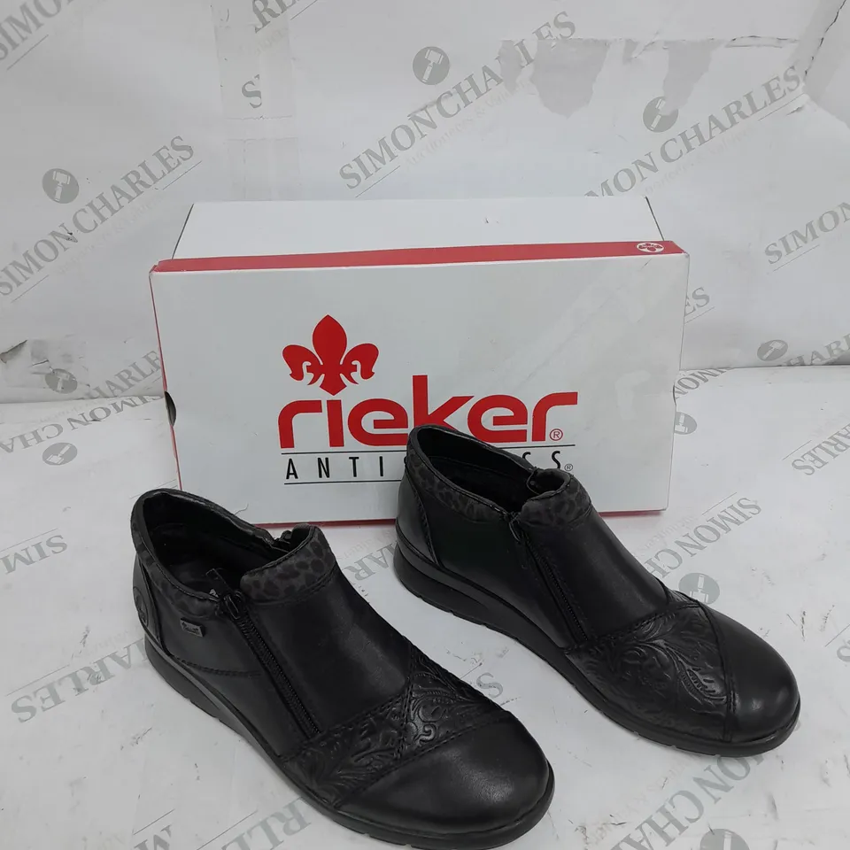 BOXED PAIR OF RIEKER LEATHER DOUBLE ZIP WATER RESISTANT BOOTS IN BLACK SIZE 5