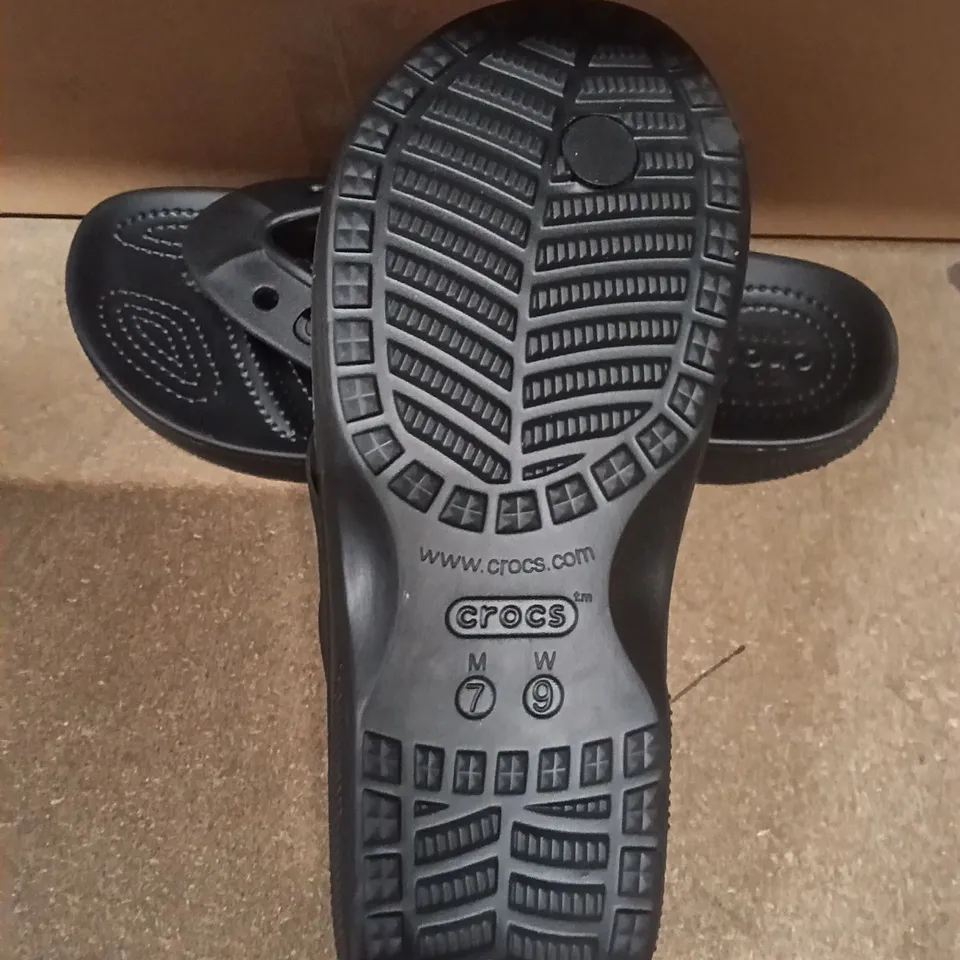CROCS BLACK SLIDE SANDALS – MEN'S US 7 / WOMEN'S US 9 (UK SIZING UNCONFIRMED)