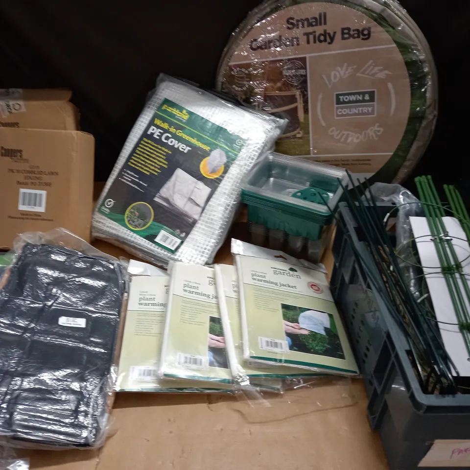LOT OF ASSORTED GARDENING ITEMS TO INCLUDE GREENHOUSE PE COVER, BIRD SCARER, POTATO BAGS AND NETTING - COLLECTION ONLY