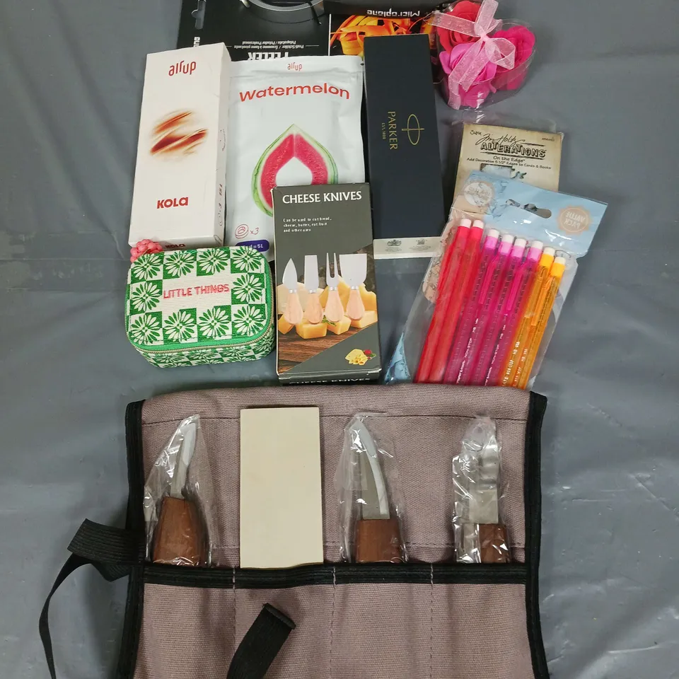 APPROXIMATELY 15 ASSORTED HOUSEHOLD ITEMS TO INCLUDE - AIR UP PODS - CHEESE KNIVES - PEELER - ETC