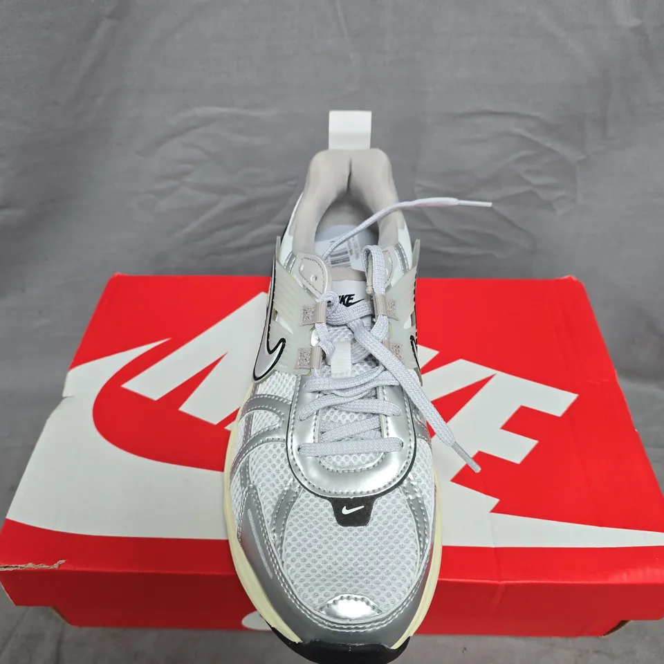 BOXED PAIR OF NIKE V2K RUN WOMEN’S SNEAKERS - SUMMIT WHITE/METALLIC SILVER, UK 6