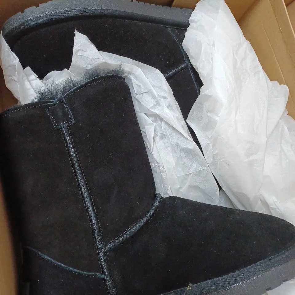 BOXED BONOVA SHEEPSKIN SIDE ZIP MID BOOTS, BLACK - SIZE 4