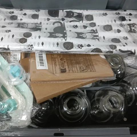 APPROXIMATELY 12 ASSORTED HOUSEHOLD ITEMS TO INCLUDE CIRCLE CUTTER, PLASTIC BOTTLES, ETC