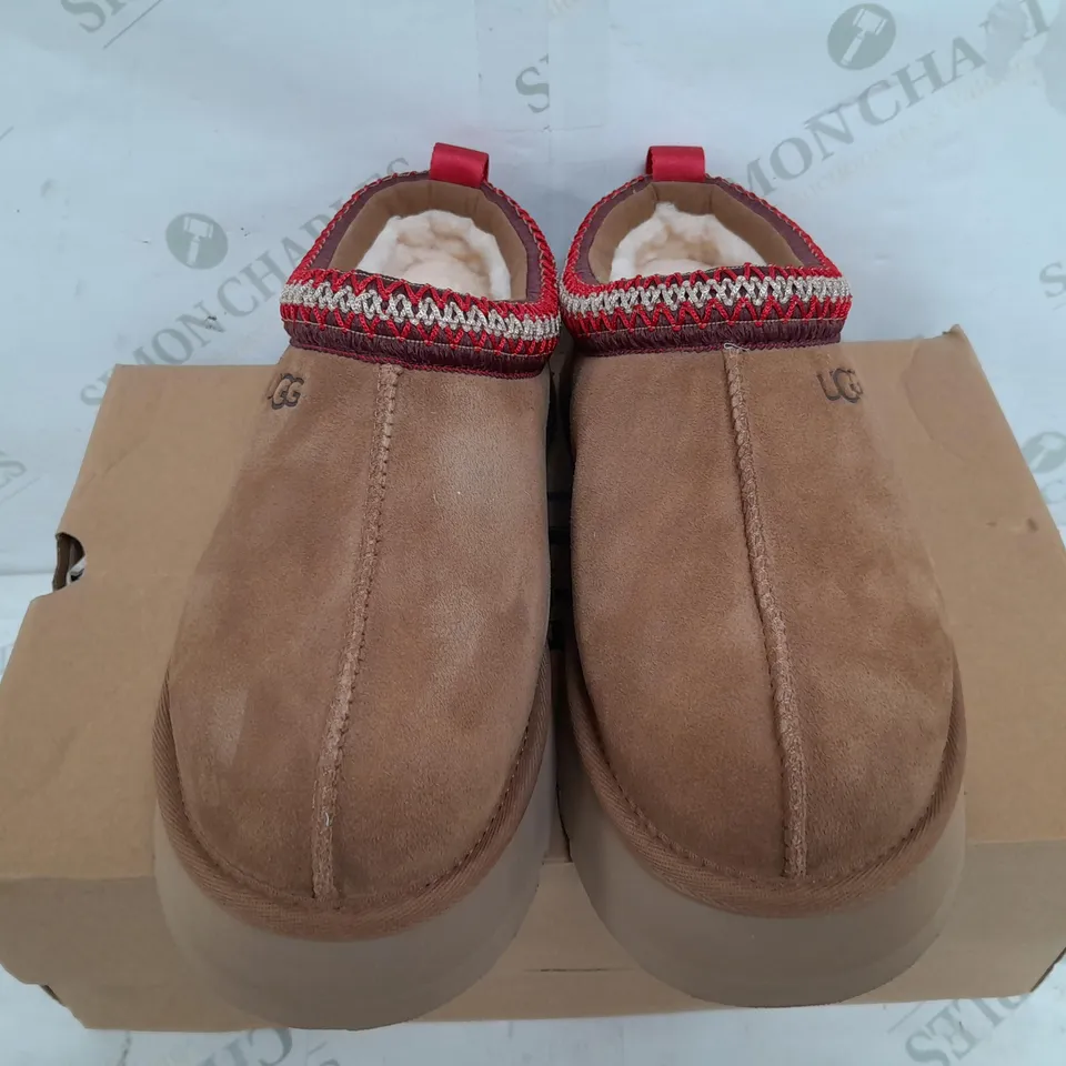 BOXED PAIR OF UGG TAZZ PLATFROM SLIPPERS IN CHESTNUT - UK 8