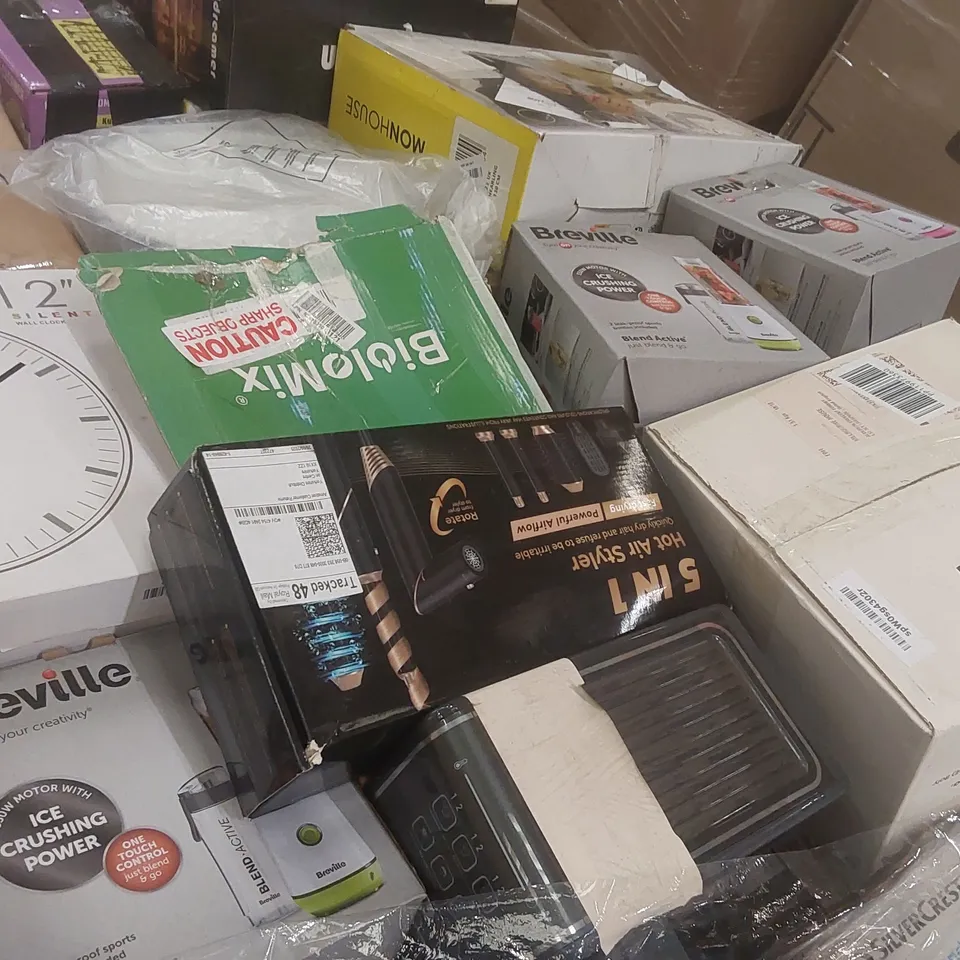 PALLET CONTAINING A VERY LARGE QUANTITY OF ASSORTED ITEMS INCLUDING: DESKTOP FISH TANK, RECORD PLAYER, STEAM CLEANER, ELECTRIC BLANKET, BLENDER ECT