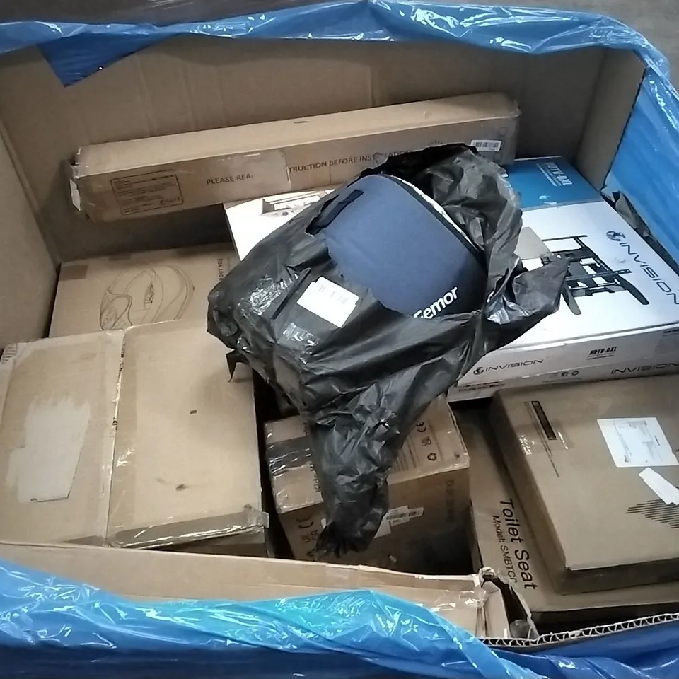 PALLET OF ASSORTED ITEMS INCLUDING RETRACTABLE SAFETY GATE, DOOR FRAME PULL UP BAR, ACOQOOS PROFESSIONAL BLENDER, DIDO AIR FRYER, HOMIDEC, FOREYY ELEVATED PET BOWLS 