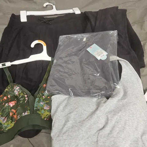 APPROXIMATELY 20 ASSORTED CLOTHING ITEMS IN VARIOUS SIZES, STYLES & COLOURS TO INCLUDE ITEMS SUCHS AS AUDEN BRALETTE, ALL IN MOTION JOGGERS, CAT & JACK CHILDRENS TOP, ETC - COLLECTION ONLY
