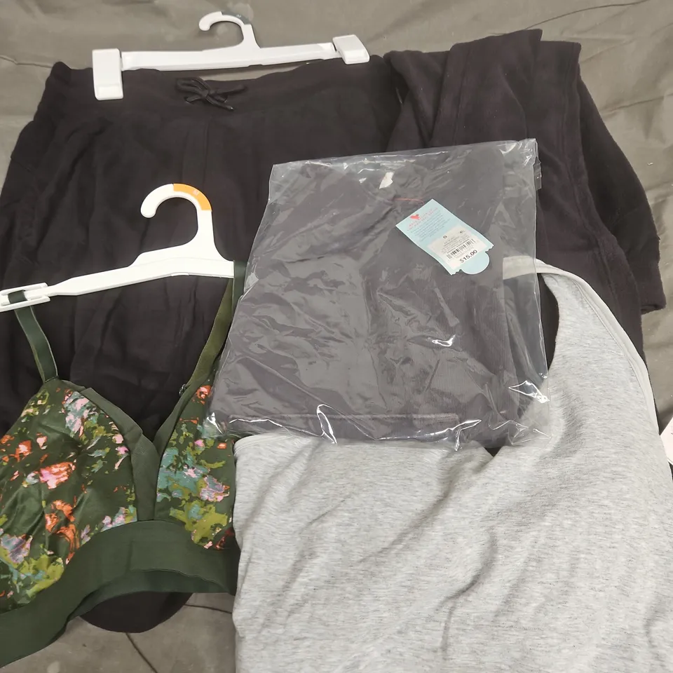 APPROXIMATELY 20 ASSORTED CLOTHING ITEMS IN VARIOUS SIZES, STYLES & COLOURS TO INCLUDE ITEMS SUCHS AS AUDEN BRALETTE, ALL IN MOTION JOGGERS, CAT & JACK CHILDRENS TOP, ETC - COLLECTION ONLY