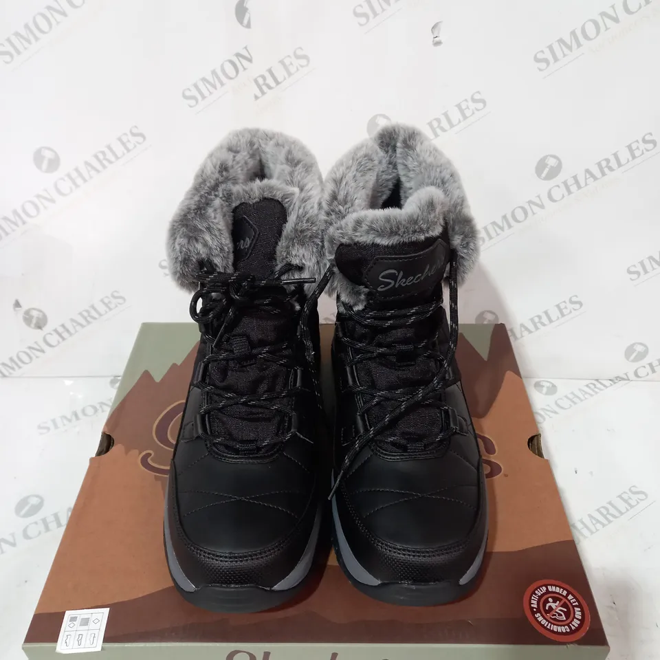 BOXED SKECHERS WOMENS ANTI SLIP AND WATERPROOF FUR LINED BOOTS - SIZE 6
