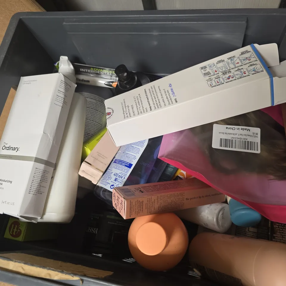APPROXIMATELY 15 ASSORTED HEALTH & BEAUTY PRODUCTS TO INCLUDE MADE BY MITCHELL BLURSH, NEUTROGENA DEEP MOISTURE, THE ORDINARY SURFACE HYDRATION FORMULA, ETC - COLLECTION ONLY