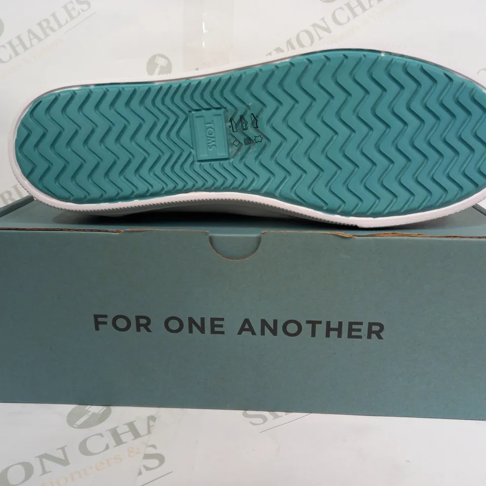BOXED PAIR OF TOMS SHOES IN WHITE UK SIZE 6.5