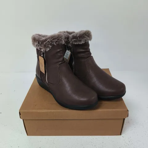 JO & JOE BASIL BROWN LEATHER BOOTS WITH FAUX FUR TRIM – UK 4