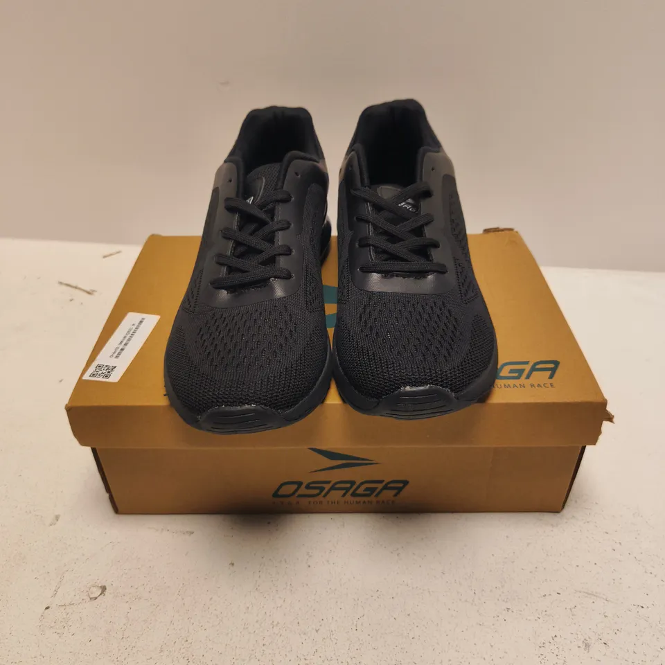 BOXED PAIR OF OSAGA MAGNITUDE TRAINERS IN BLACK - SIZE 8
