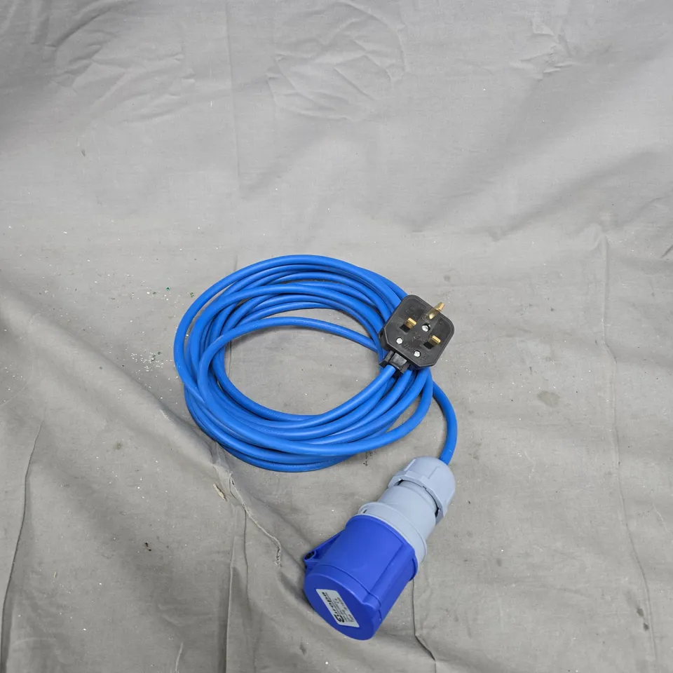 BOX OF APPROXIMATELY 20 HOUSHOLD ITEMS INCLUDING: HEATED BLANKET, POWER ADAPTER AND PILLOW