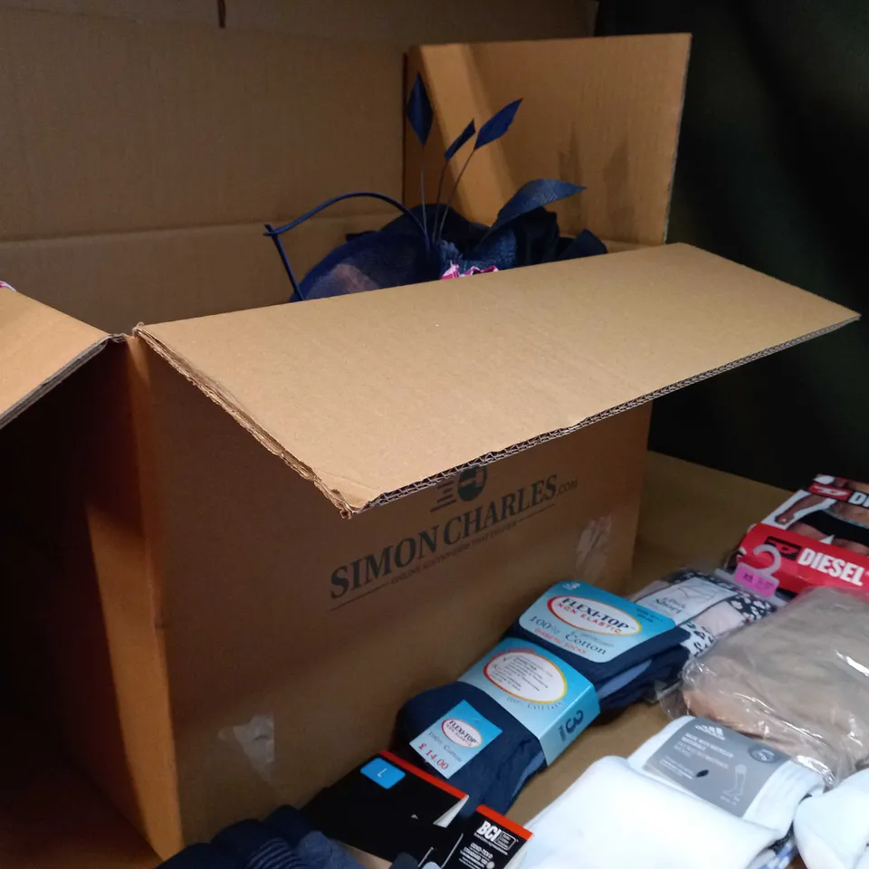 LOT OF APPROX. 15 ASSORTED CLOTHING ACCESSORIES  IN VARYING SIZES/COLOURS/STYLES TO INCLUDE: SOCKS, BRA'S, BRIEFS