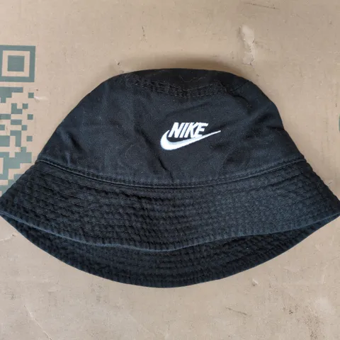 NIKE BUCKET HAT IN BLACK SIZE S/M