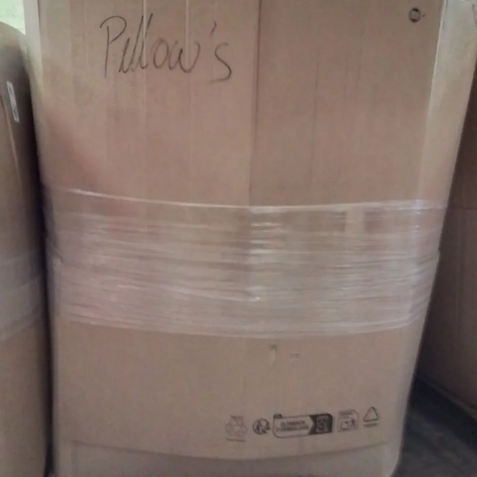 PALLET CONTAINING A LARGE QUANTITY OF PILLOWS 