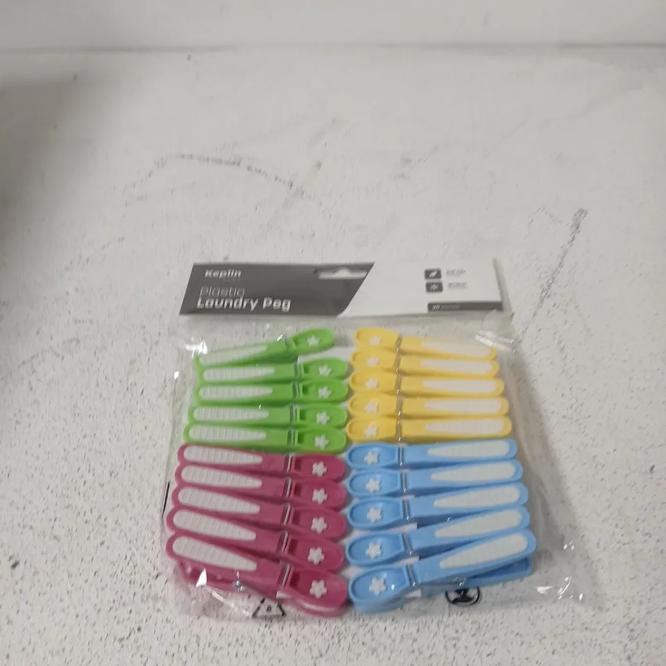 APPROXIMATELY 15 ASSORTED HOUSEHOLD ITEMS INCLUDING KEPLIN PLASTIC LAUNDRY PEGS AND CLASSMASTER STICK GLUE