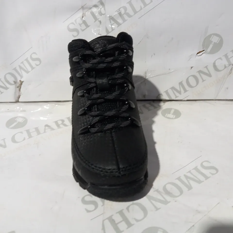 BOXED PAIR OF DESIGNER TODDLER'S SHOES IN THE STYLE OF TIMBERLAND IN BLACK UK SIZE 7
