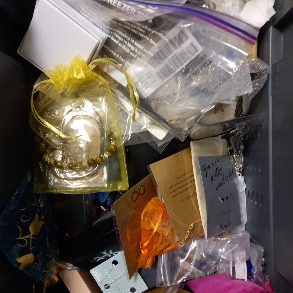 BOX OF APPROXIMATELY 30 ASSORTED JEWELLERY ITEMS TO INCLUDE SILVER BRACELET, GOLD EFFECT BANGLE, RING SELECTION ETC 