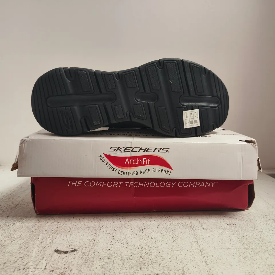 BOXED PAIR OF SKECHERS ARCH-FIT TRAINERS IN BLACK SIZE UK 7.5