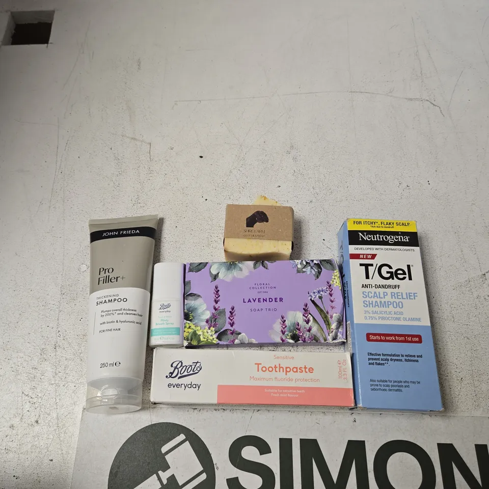 TOTE OF APPROXIMATELY 10 ASSORTED BEAUTY PRODUCTS INCLUDING JOHN FRIEDA SHAMPOO, BOOTS EVERYDAY MINT BREATH SPRAY AND BOOTS EVERYDAY TOOTHPASTE