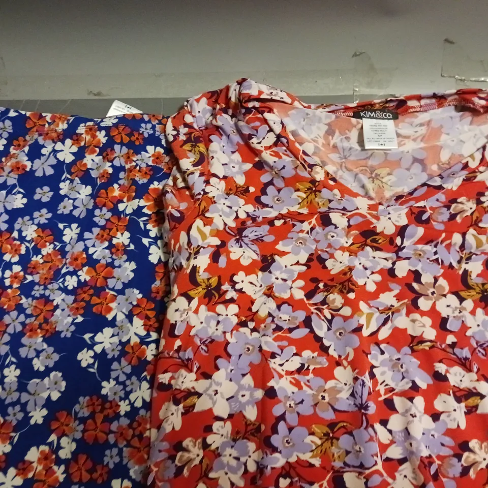 BOX OF APPROXIMATELY 10 ASSORTED CLOTHING AND FASHION ITEMS IN VARIOUS STYLES, SIZES, AND COLOURS / COLLECTION ONLY 