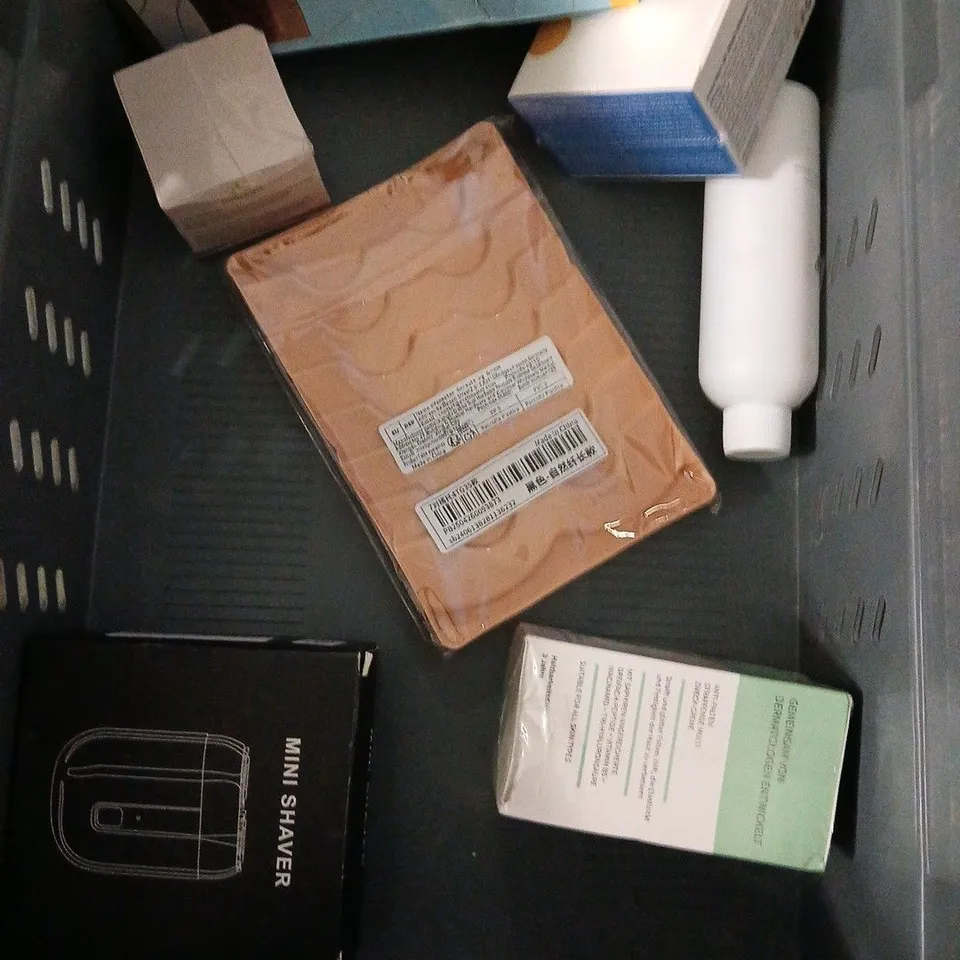 APPROXIMATELY 20 ASSORTED HEALTH & BEAUTY PRODUCTS TO INCLUDE DOVE BODY WASH, BED HEAD HAIR SMOOTHING CREAM, BULLDOG SHOWER GEL, ETC