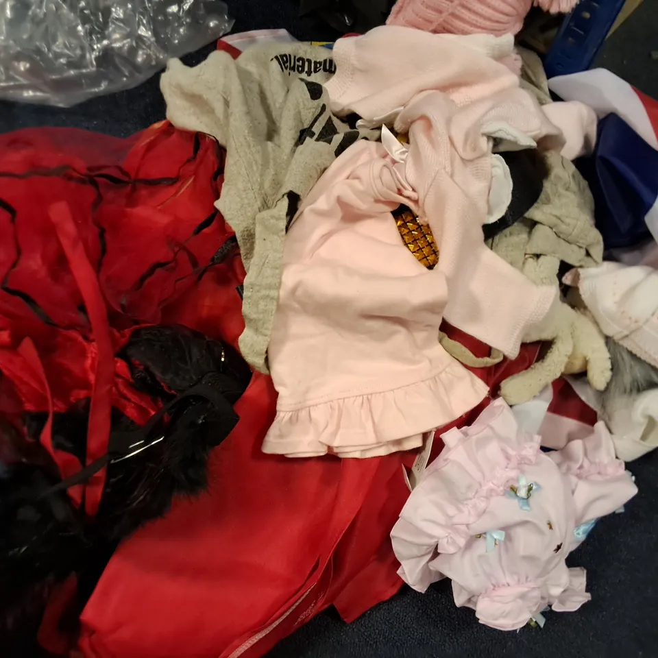 LOT OF APPROXIMATELY 8 ASSORTED FANCY DRESS ITEMS TO INCLUDE WESTERN HAT, MASCARADE MASK AND WINGS