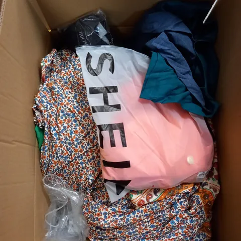 BOX OF APPROX 35 ASSORTED CLOTHING ITEMS TO INCLUDE - DRESSES, T-SHIRTS AND TROUSERS