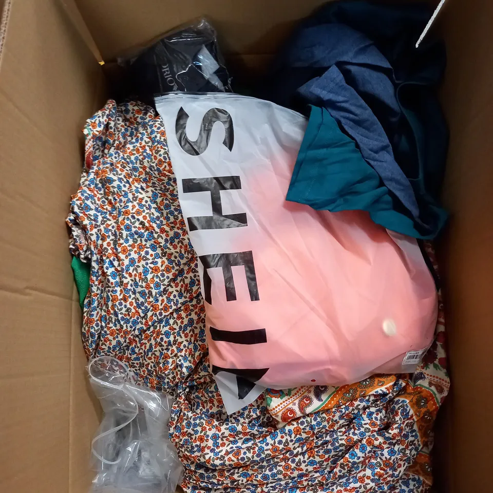 BOX OF APPROX 35 ASSORTED CLOTHING ITEMS TO INCLUDE - DRESSES, T-SHIRTS AND TROUSERS