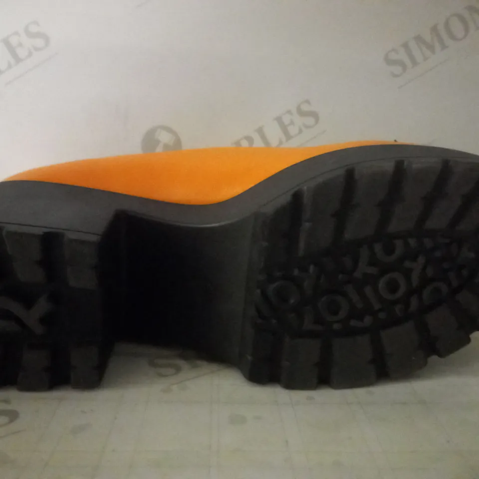 BOXED PAIR OF KOI WOMEN'S SAI PUMPKIN POISON MARY JANES SIZE 6