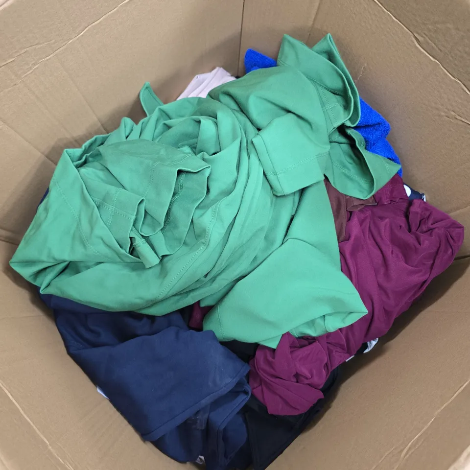 APPROXIMATELY 15 ASSORTED CLOTHING ITEMS IN VARIOUS STYLES, SIZES & COLOURS ETC